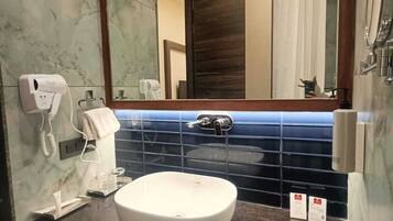 Club Studio | Bathroom | Shower, free toiletries, towels, soap