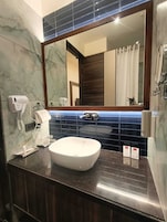 Club Studio | Bathroom | Shower, free toiletries, towels, soap