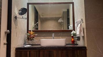 Studio Suite | Bathroom | Free toiletries, soap, shampoo, toilet paper