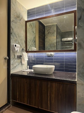 Deluxe-Zweibettzimmer | Badezimmer | Kostenlose Toilettenartikel, Seife, Shampoo, Toilettenpapier