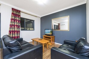 Smart TV, offices - Central East Perth Flat with Pool & Gym Access (East Perth)