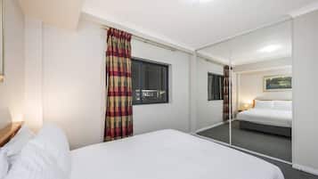 Desk, iron/ironing board, Internet, bed sheets