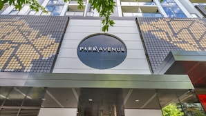 En bygning med et skilt der siger "PARKAVENUE" og en glasindgang.