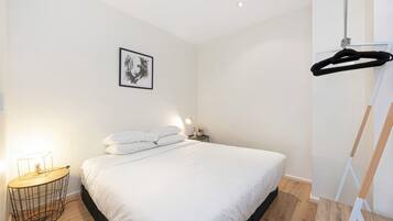 Iron/ironing board, Internet, bed sheets