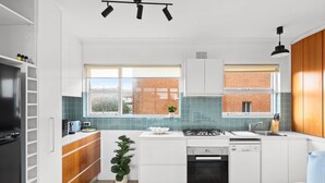 Coffee/tea maker, fridge, microwave, oven - Bright 2-Bed Flat with Balcony in Vaucluse (Vaucluse)