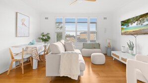 Smart TV, offices - Bright 2-Bed Flat with Balcony in Vaucluse (Vaucluse)