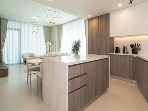 Departamento, balcón, vista al lago | Cocina privada | Cafetera de espresso y tetera eléctrica 