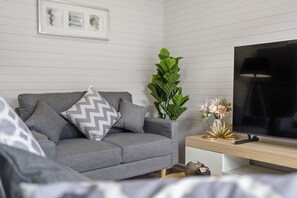 Smart TV - 2-Bed Rosebud Apartment with BBQ & Garden (Rosebud)