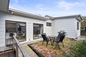 Outdoor dining - 2-Bed Rosebud Apartment with BBQ & Garden (Rosebud)