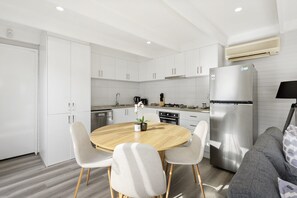 Microwave, oven, stovetop, dishwasher - 2-Bed Rosebud Apartment with BBQ & Garden (Rosebud)
