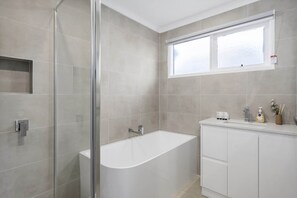 Hair dryer, towels - 2-Bed Rosebud Apartment with BBQ & Garden (Rosebud)