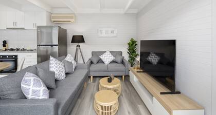 2-Bed Rosebud Apartment with BBQ & Garden