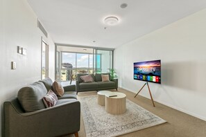 Smart TV, offices - Kangaroo Point 2-Bed Flat with Gym & Pool (Kangaroo Point)