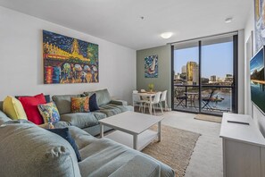 Smart TV - Docklands Waterfront Elegance with Cityscape Views (Docklands)