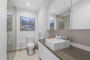 Hair dryer, towels - Docklands Waterfront Elegance with Cityscape Views (Docklands)