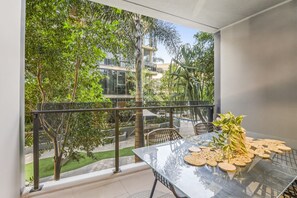 Outdoor dining - Modern South Bank Apt | Walk to Dining (South Brisbane)