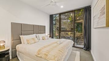 Desk, iron/ironing board, Internet, bed sheets