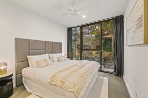 Desk, iron/ironing board, Internet, bed sheets - Modern South Bank Apt | Walk to Dining (South Brisbane)