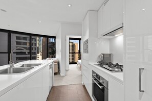 Fridge, microwave, oven, stovetop - Stylish 1-Bed Apartment in Heart of Brisbane (Brisbane City)