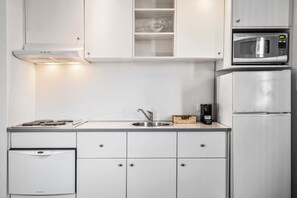 Fridge, microwave, stovetop, dishwasher - Bright 1-Bed Apartment Steps from Collins Street (Melbourne)
