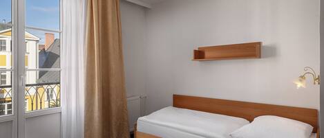 Phòng đơn Deluxe, quang cảnh thành phố | Két bảo mật tại phòng, bàn, truy cập Internet không dây miễn phí