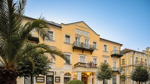 A yellow building with balconies and a sign reading "J.W. Goethe". - Hotel Goethe Spa & Medical (Františkovy Lázně)