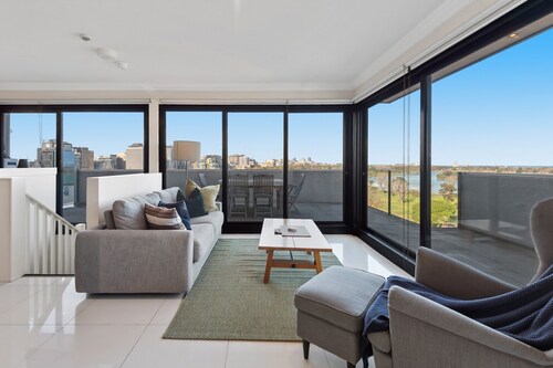 Split-Level 2BR with City-View and Separate Study