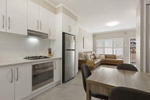Réfrigérateur, four à micro-ondes, un four, surface de cuisson