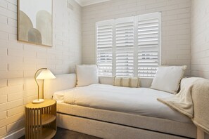 2 chambres, fer et planche à repasser, lit de bébé portatif
