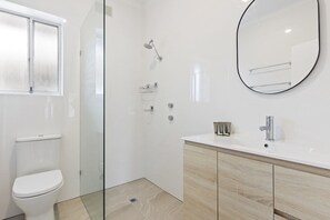 Douche, sèche-cheveux, serviettes fournies