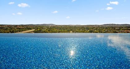 Light-Filled 1-Bed Apartment with Pool & Gym