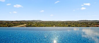 Light-Filled 1-Bed Apartment with Pool & Gym