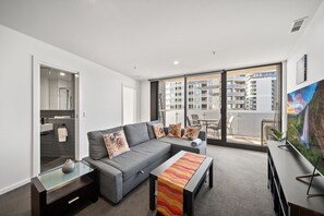 Smart TV, offices - Light-Filled 1-Bed Apartment with Pool & Gym (Gungahlin)