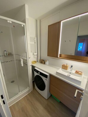 Shower, hair dryer, towels - La parenthèse bleue, loggia and parking lot (Courseulles-sur-Mer)