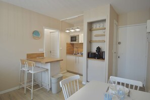 Dining - La parenthèse bleue, loggia and parking lot (Courseulles-sur-Mer)