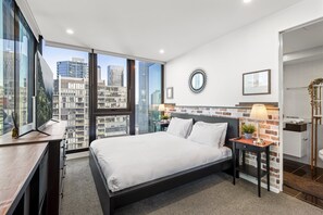 2 bedrooms, desk, iron/ironing board, Internet - Chic 2-Bed Apartment with Balcony in Southbank (Southbank)