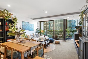 Interior - Chic 2-Bed Apartment with Balcony in Southbank (Southbank)