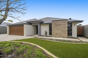 Exterior - Spacious 4-Bed House with Outdoor Area (Byford)