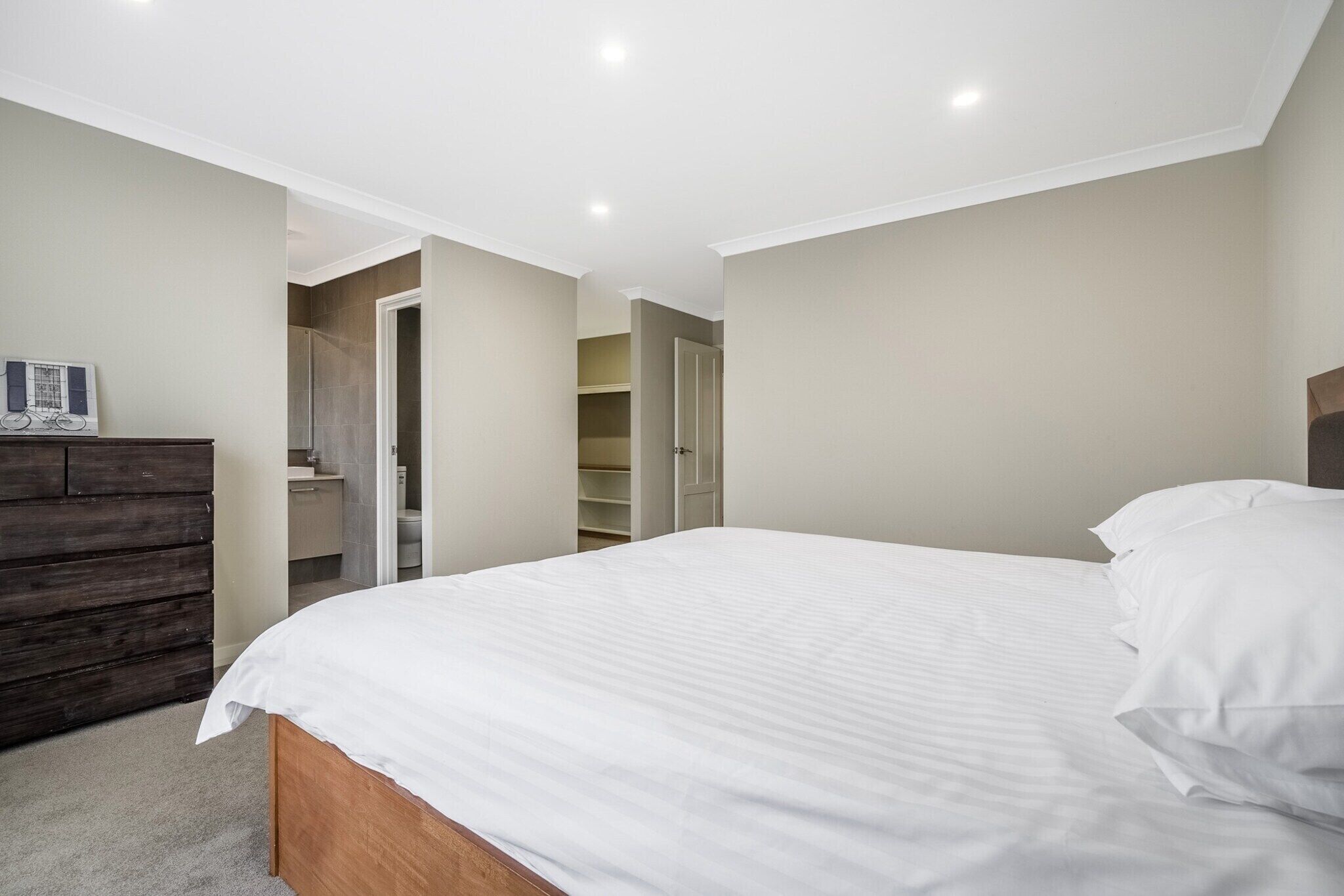5 bedrooms, desk, iron/ironing board, Internet