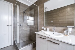 Shower, hair dryer, towels - Spacious 4-Bed House with Outdoor Area (Byford)