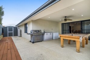 Outdoor dining - Spacious 4-Bed House with Outdoor Area (Byford)