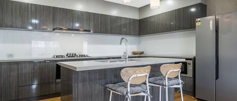 Réfrigérateur, micro-ondes, four, plaque de cuisson