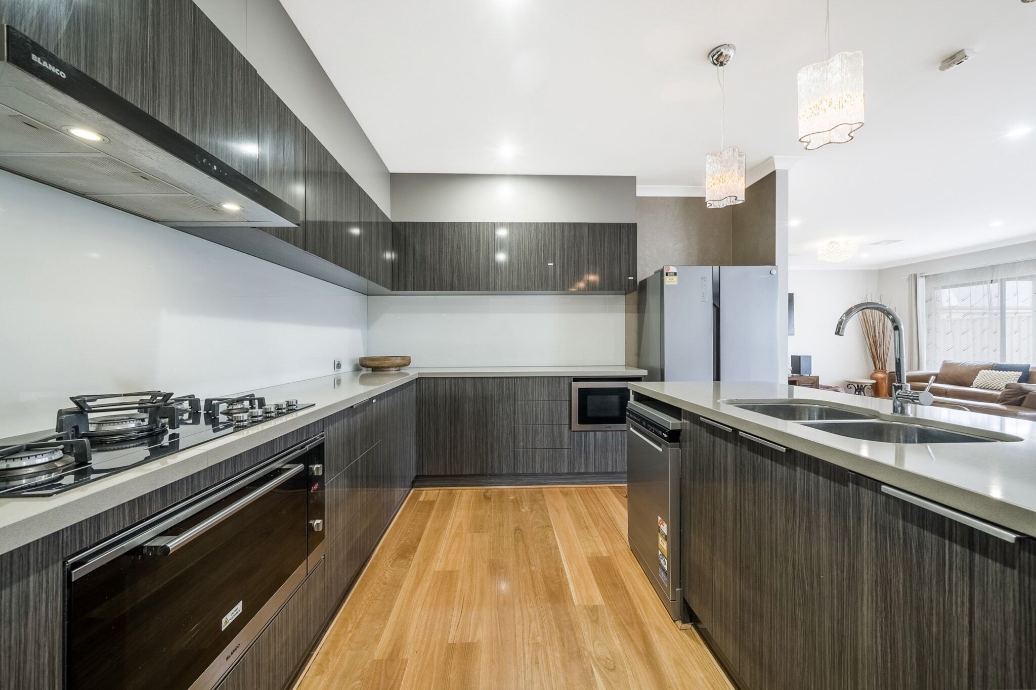 冷蔵庫、電子レンジ、オーブン、コンロ