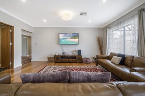 Smart TV, offices - Spacious 4-Bed House with Outdoor Area (Byford)
