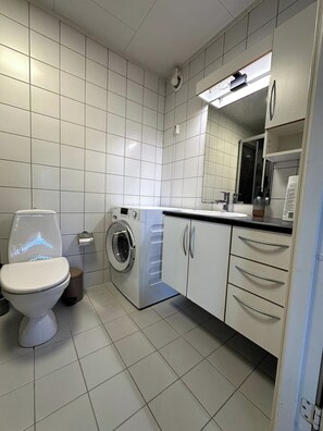 Shower, towels, toilet paper - Aurora Borealis Apartment - Sleeps 3 - Parking (Tromsø)