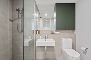 Shower, hair dryer, towels - Sleek 1-Bed Canberra Flat with Gym & Sauna Access (City)