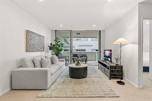 Smart TV - West End Flat with Pool and BBQ Access (West End)