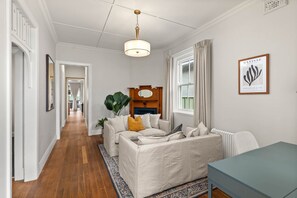 Smart TV, offices - Family Home in Mayfield with Stylish Interior (Mayfield)