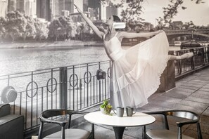 Outdoor dining - Spacious Apartment in Heart of Southbank (Southbank)
