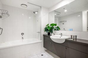 Hair dryer, towels - Spacious Apartment in Heart of Southbank (Southbank)